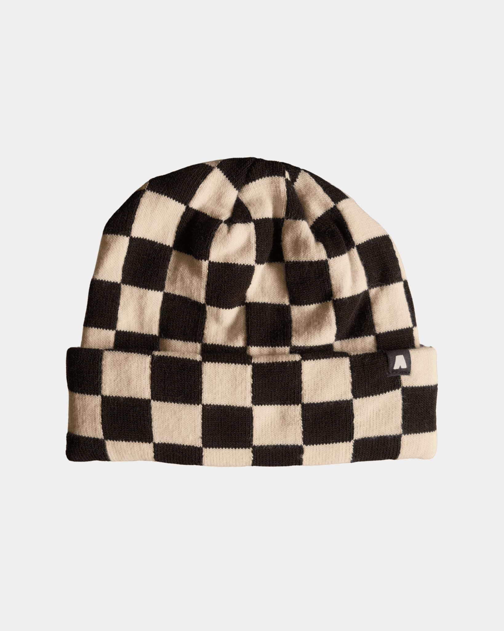 Bonnet avec revers, motif damiers, carreaux noir et blanc, fabriqué au Portugal