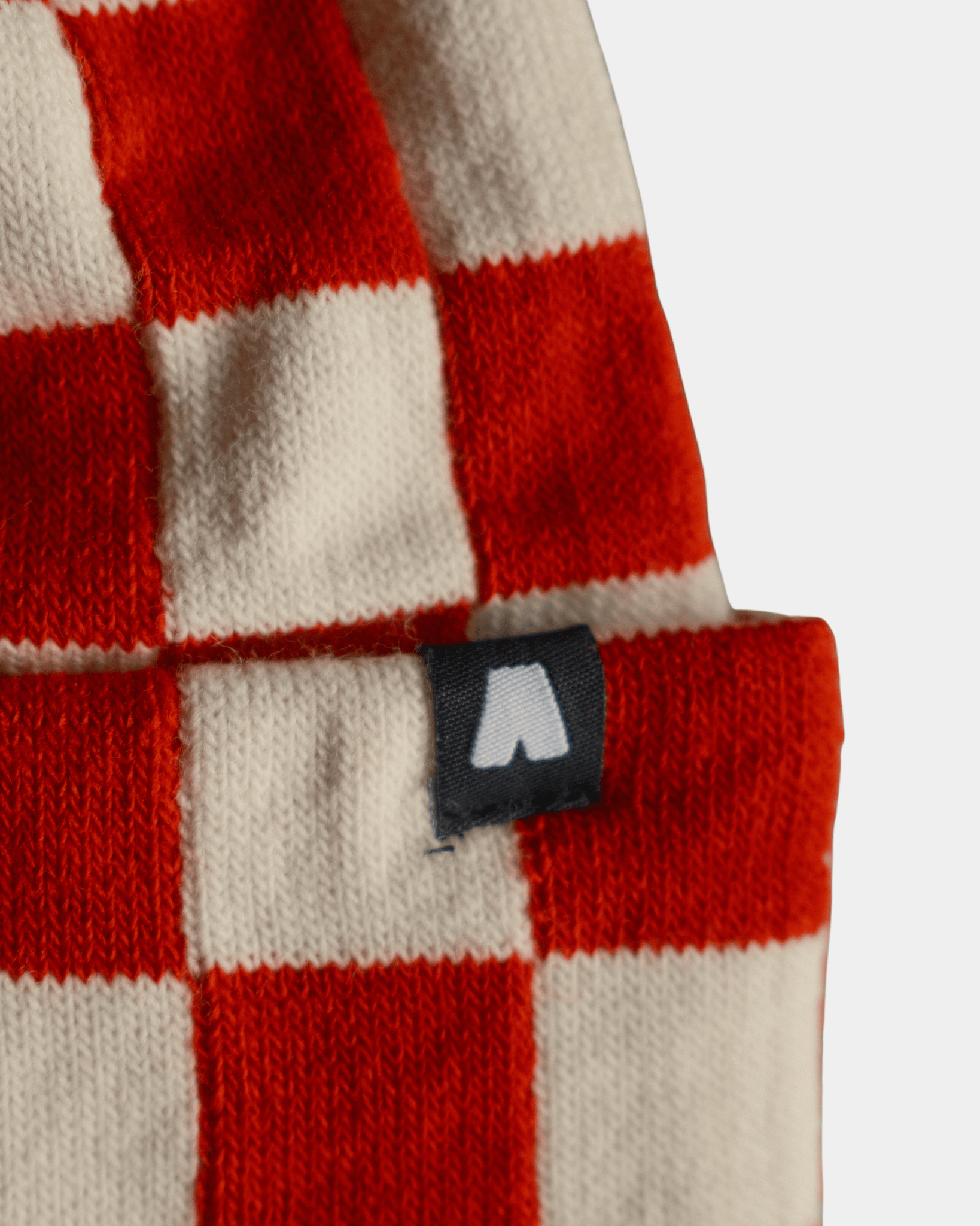 Bonnet avec revers, motif damiers, carreaux rouge et blanc, fabriqué au Portugal