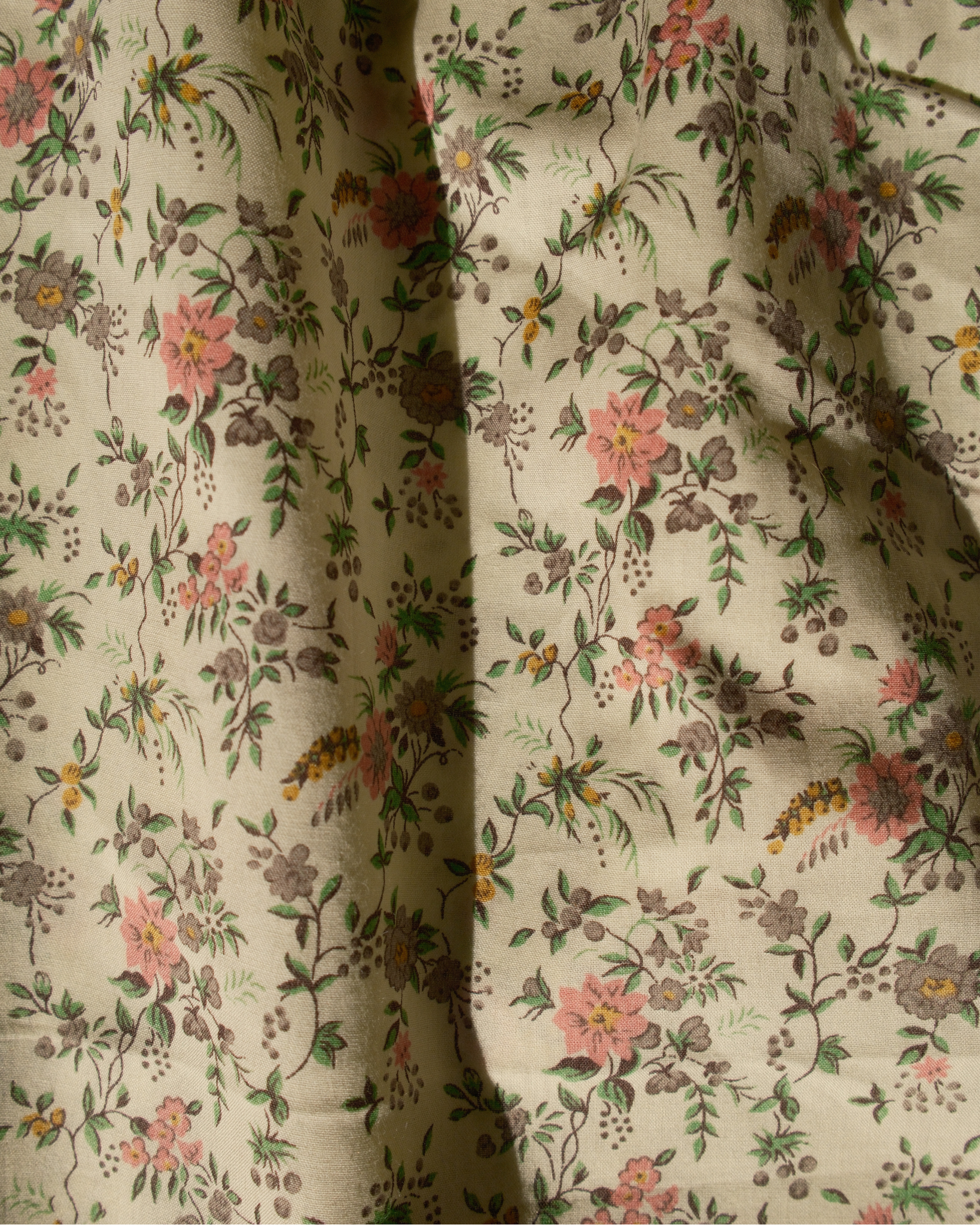Tissu à motif floral vintage avec petites fleurs roses, jaunes et marron sur fond crème du caleçon CALPET