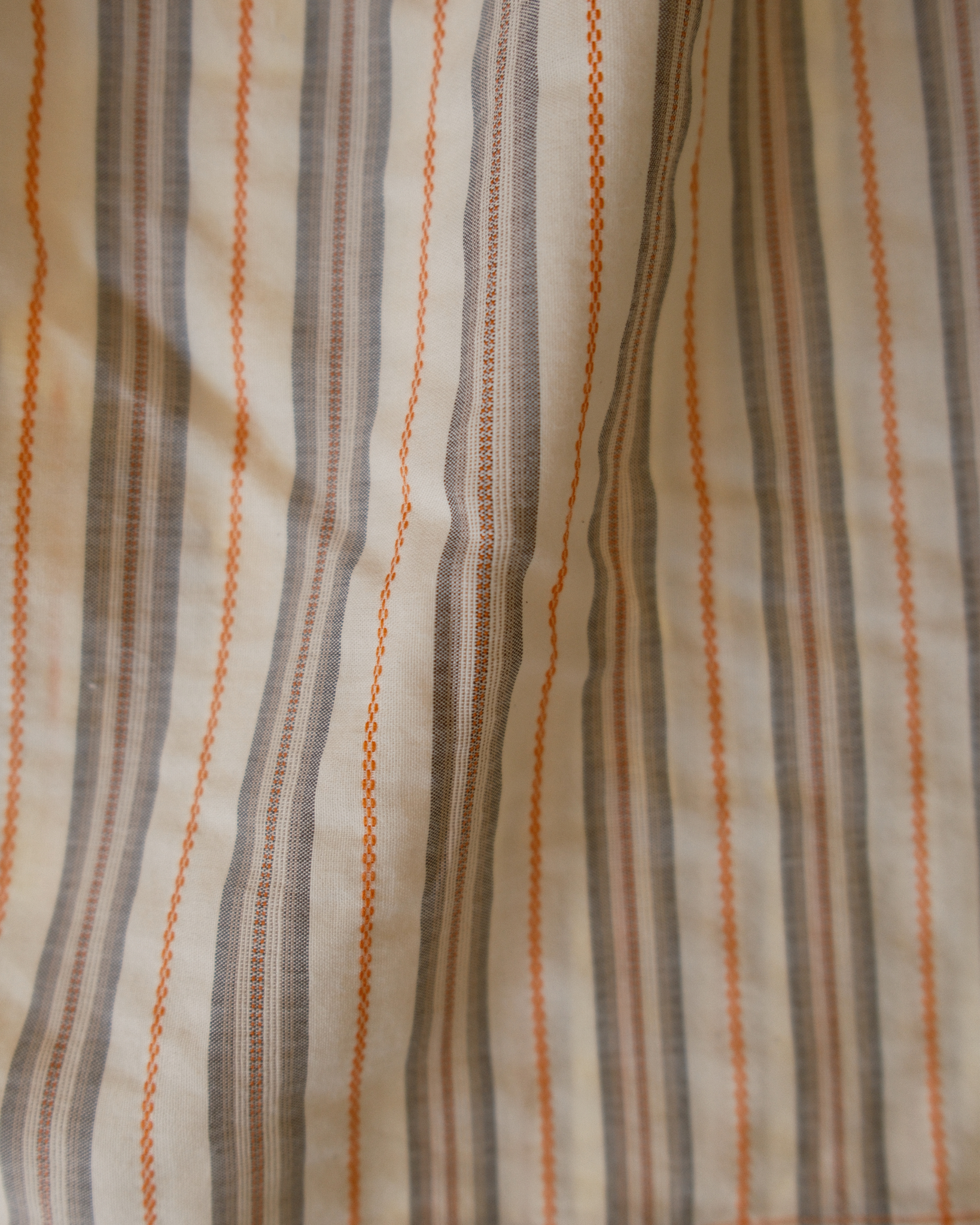 Tissu écru à rayures verticales orange, grises et beiges du caleçon parachute dépareillé CALPET