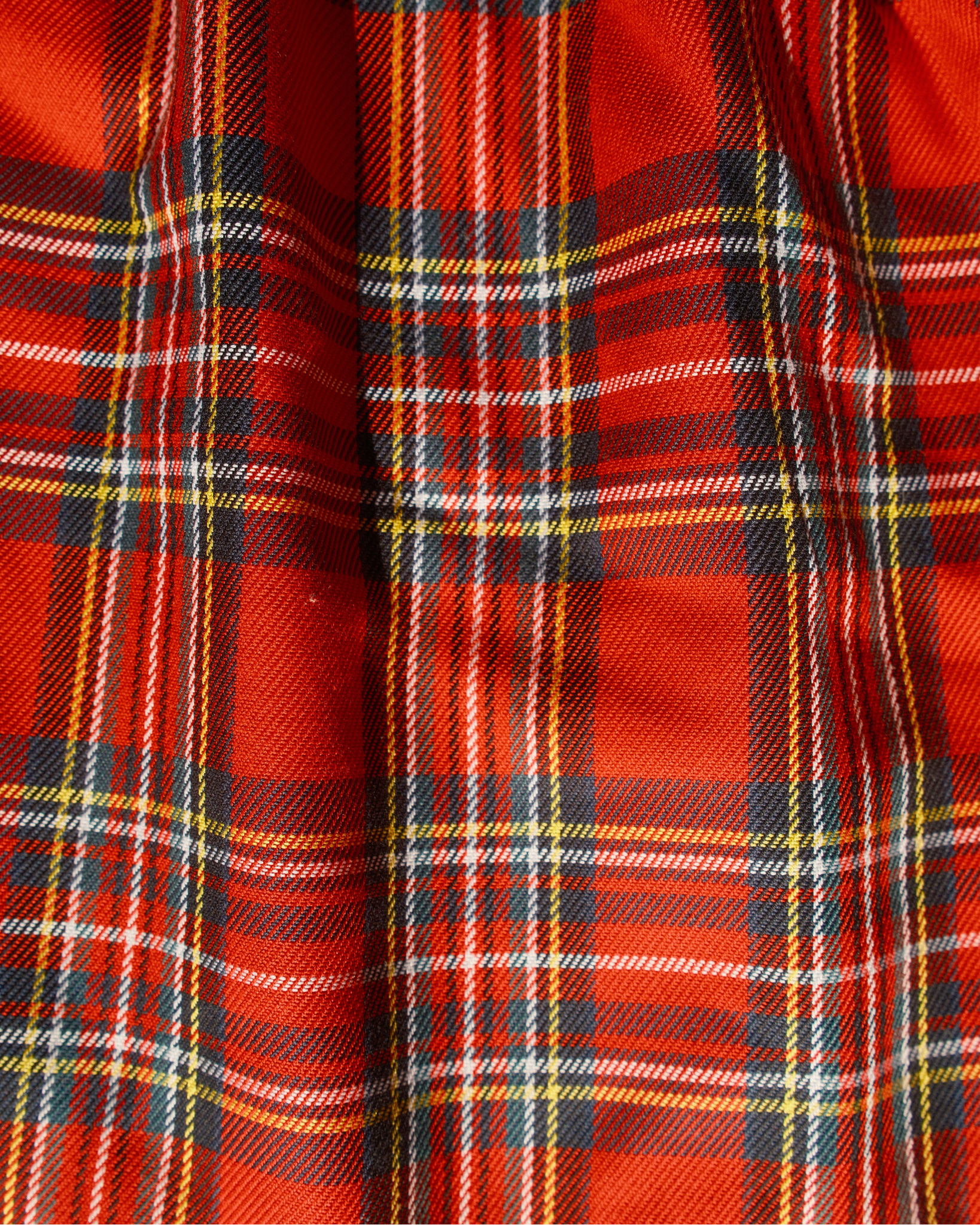 gros plan sur le tissu tartan rouge à carreaux noirs, jaunes et blancs du caleçon parachute CALPET