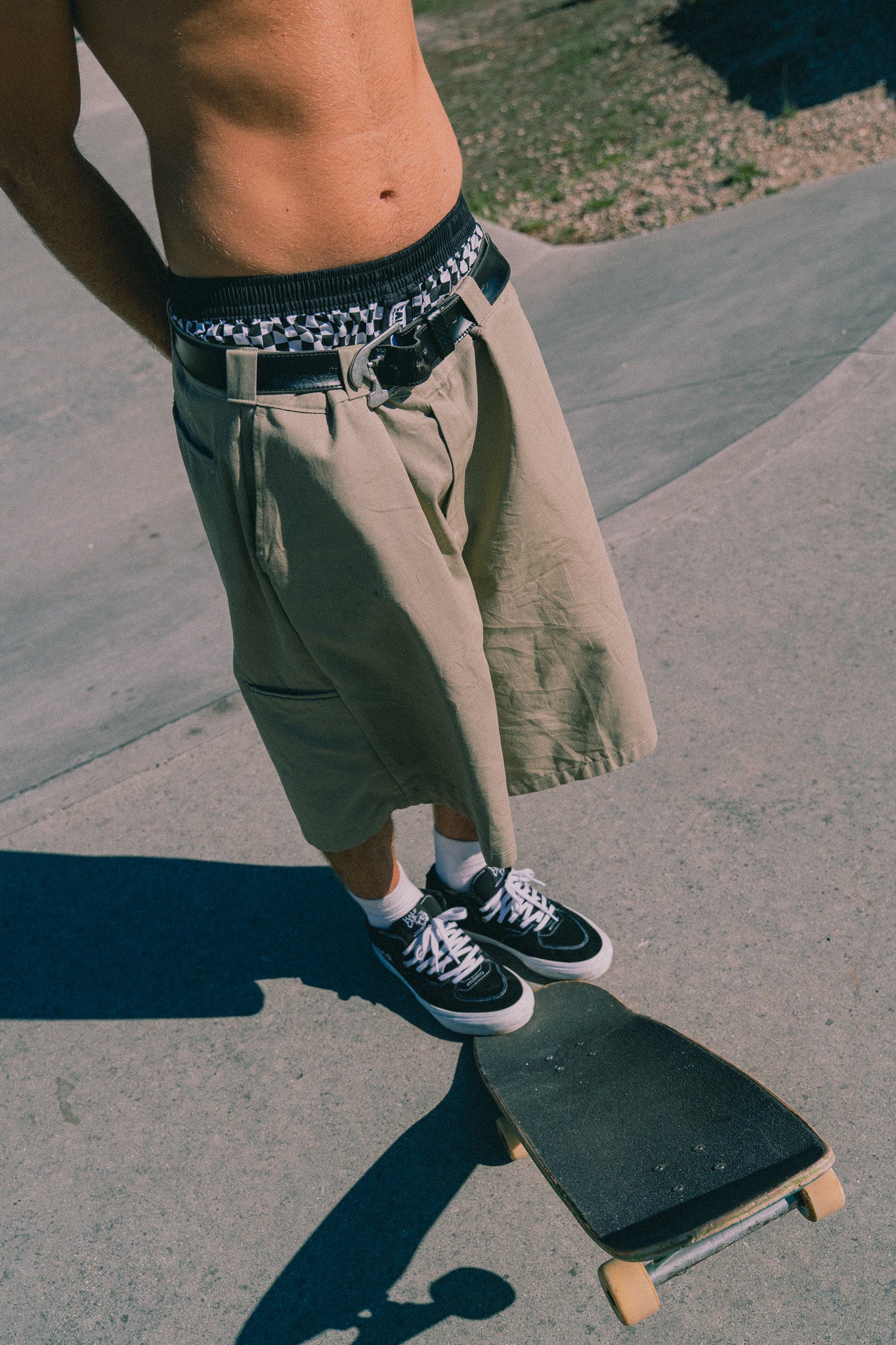Caleçon parachute CALPET à damier noir et blanc sur les deux jambes, avec ceinture élastique noire et braguette boutonnée