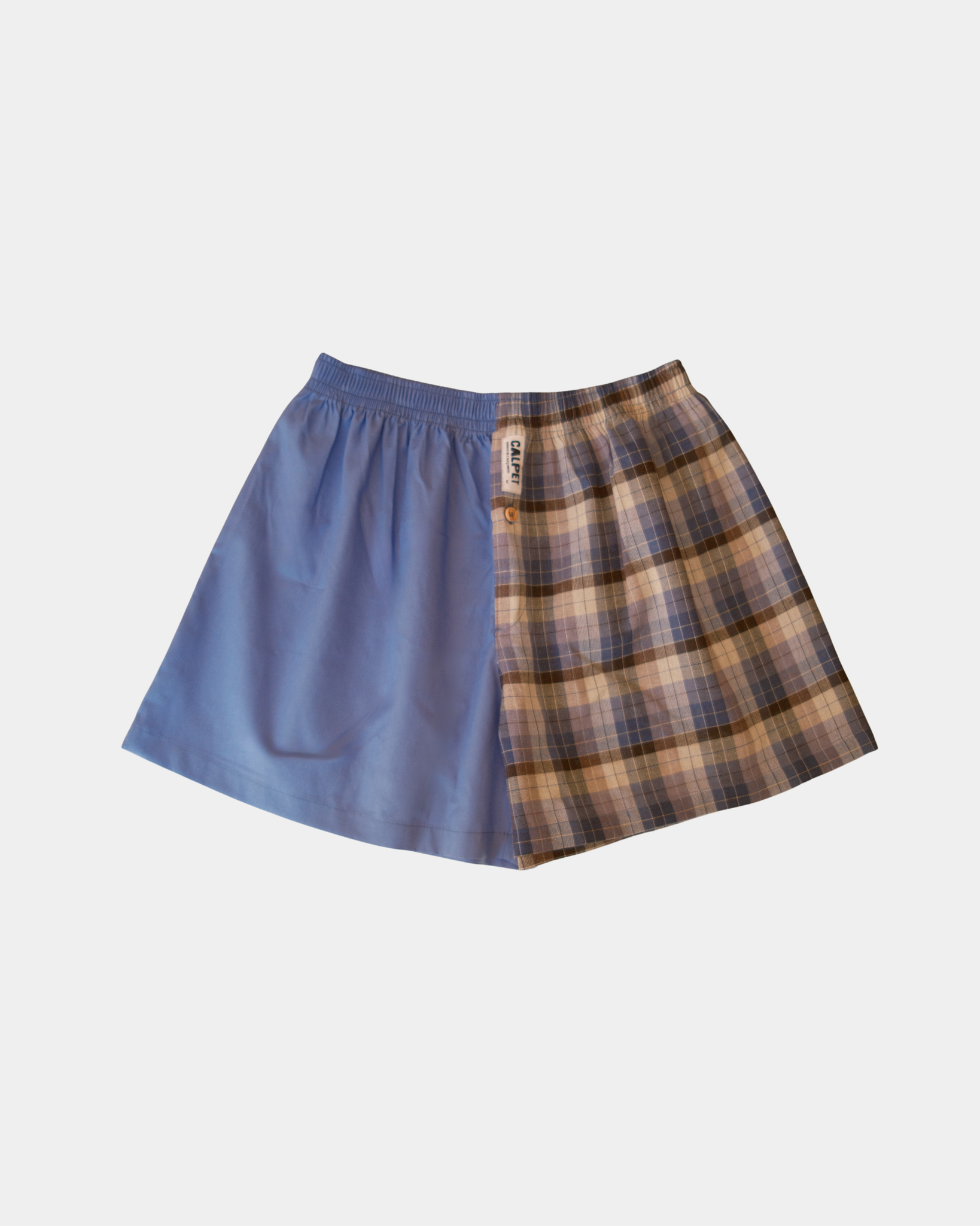 caleçon parachute dépareillé CALPET avec une jambe bleu lavande unie et une jambe à carreaux bleus, marron et beiges